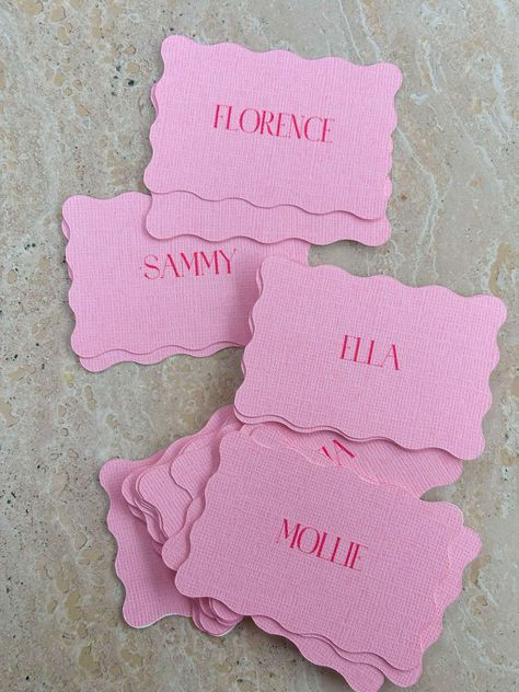 Fun Wedding Name Cards, Wedding Table Settings Name Cards, Colourful Wedding Place Settings, Place Setting Thank You Card, Pink Name Tag, Ask Your Bridesmaids Ideas, Dinner Party Details, Dinner Ideas Decoration, Bridal Shower Name Tags