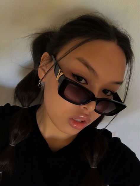 High End Sunglasses, Anime Possessed, Medusa Versace, Versace Fashion, Cute Sunglasses, Cute Glasses, Modesty Fashion, Sunglass Chain, Stylish Glasses