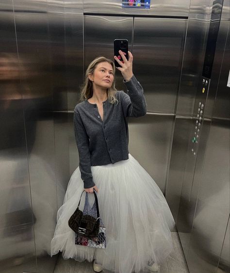 Carrie Bradshaw Tulle Skirt, Tulle Skirt Winter Outfit, Long Tutu Skirt Outfit, Tulle Skirt Winter, Carrie Bradshaw Tutu, Skirt Winter Outfit, Long Tutu Skirt, Tutu Skirt Outfit, Outfit Recipes