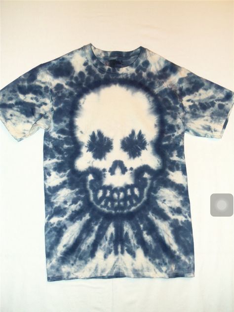 Tie Dyed Skull Tee Skull Tie Dye, Tye Dye Clothes, Bleach Spray Shirt, How To Fold Jeans, Skull Template, Tie Dye Folding Techniques, Tie Dye Shirts Patterns, Diy Tie Dye Designs, Diy Tie Dye Shirts