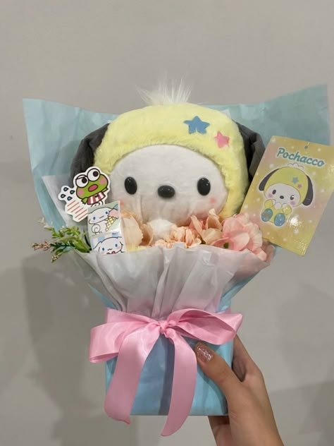 Pochacco Bouquet, Kawaii Gift Basket, Pompompurin Bouquet, Plush Bouquet Diy, Sanrio Bouquet, Sanrio Gifts, Plushie Bouquet, Bouquet For Boyfriend, Hello Kitty Videos