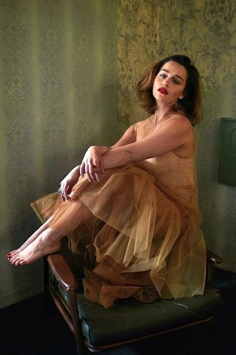 Emilia Clarke Pics, Emily Clarke, Popular Actresses, Vogue Australia, Mother Of Dragons, Emilia Clarke, British Actresses, Actress Pics, Elizabeth Olsen