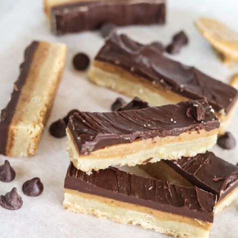 Homemade Peanut Butter Twix Bars - Jackie Cooks & Drinks Peanut Butter Shortbread Bars, Peanut Butter Twix Recipe, Diy Twix Bars, Homemade Twix Bars Healthy, Homemade Peanut Butter Twix Bars, Peanut Butter Twix Bars, Home Made Twix Bars, Twix Recipe, Peanut Butter Twix