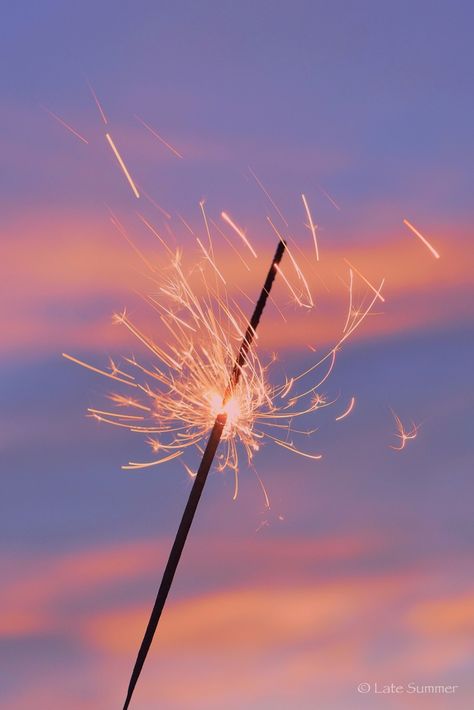 Matsuri Aesthetic, Sparklers Aesthetics, Firework Sparklers, Fireworks Wallpaper, Clouds Aesthetic, Sky Night, Beauty Storage, Aesthetic Pastel Wallpaper, Amazing Art Painting