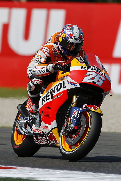 Dani Pedrosa is a Spanish Grand Prix motorcycle racer. He is the youngest world champion in 250cc Grands Prix. Repsol Honda, Spanish Grand Prix, Racer Motorcycle, Motorcross Bike, Motorcycle Racers, Racing Bike, Honda Bikes, Car Racer, Yamaha Motorcycles