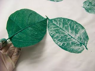 Using REAL leaves to make a leaf imprint on the wall Diy With Kids, Leaf Stamp, Leaf Stencil, Deco Nature, Handmade Stamps, Real Leaves, Fabric Stamping, 수채화 그림, Eco Printing