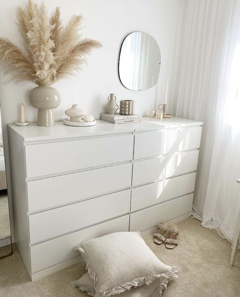 Dresser Inspo, Beige Room, White Bedroom Decor, Idea Room, Dekorasi Kamar Tidur, House Decorations, Redecorate Bedroom, Cozy Room Decor, Minimalist Room