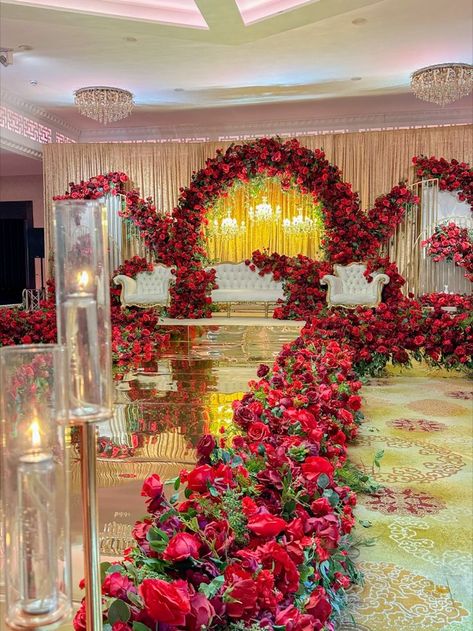 Baraat Decorations, Wedding Stage Design Indoor, Indoor Wedding Decorations Indian, Red Roses Backdrop, Barat Decor, Walima Stage, Walima Decor, Red Rose Wedding Theme, Wedding Entrance Table