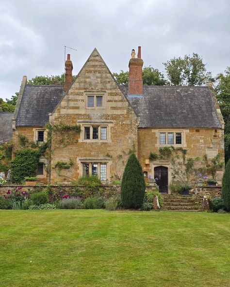 SWIPE ➡️ Happy Sunday! Here is the first set of scenes from our visit, earlier this week, to the beautiful Coton Manor Gardens! The gorgeous warm honey-coloured stone, 17th century manor house is set in 10 acres of stunning grounds, containing beautiful late summer blooms! After finding ourselves nearby on our day out, we arrived in time for a late lunch, in the pretty courtyard before spending time admiring the gorgeous flowers, and resident pink flamingoes, (more about those coming soon) vi... Coton Manor, French Manor, Manor Garden, Gorgeous Flowers, Honey Colour, Manor House, Late Summer, Pink Flamingos, The Pretty