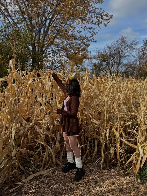 Grunge Pumpkin Patch Outfit, Pumpkin Patch Outfit Couple, Pumpkin Patch Fits, Corn Maze Photoshoot, Pumpkin Picking Outfit Fall, Corn Maze Outfit, Pumpkin Patch Photo Ideas, Apple Picking Photos, Pumpkin Patch Outfits