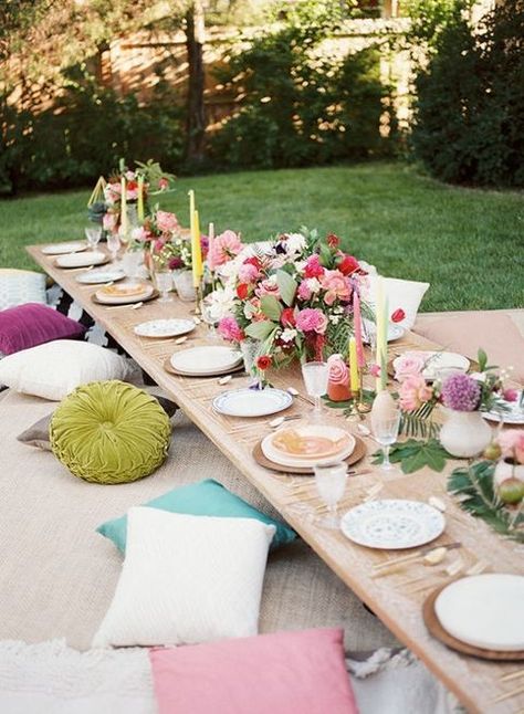 For this bohemian backyard bash, designer Jessie Capstick layered rugs and pillows to create comfortable floor seating, allowing for a more intimate and relaxed dinner.Via Inspired By This Boho Chic Party, Bohemian Backyard, Summer Table Settings, Boho Birthday Party, Party Seating, Deco Champetre, Outdoor Dinner Parties, Party Tablescapes, Summer Party Decorations