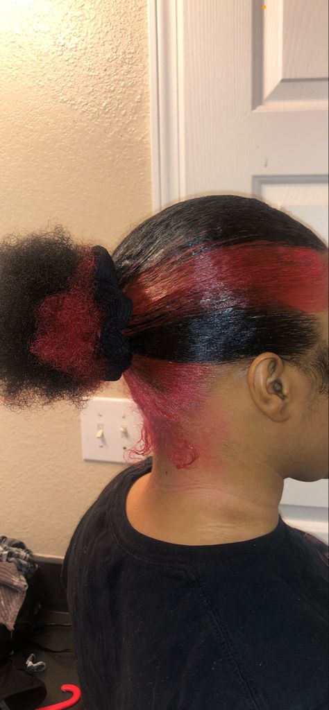 Natural Hairstyles For Black Women Dyed, Red Skunk Stripe 4c Hair, Red And Pink Skunk Stripe Hair, How To Dye Skunk Stripe, Dyed Hair Inspiration Brown, Hairstyles For Skunk Stripe, Hair Dye Red Ideas, Skunk Stripe And Peekaboo Hair, 4c Hair Skunk Stripe