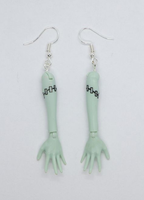 Green Zombie Monster Dead Doll Parts Hands Earrings Upcycled from Broken Toys Saved From Landfill Cadeau St Valentin, Crazy Earrings, Weird Jewelry, Quirky Earrings, Funky Earrings, Doll Parts, Funky Jewelry, Fun Earrings, Jewelry Inspo