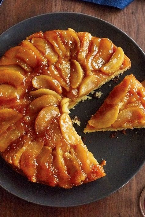 This maple apple upside down cake recipe incorporates maple syrup, granny smith apples, buttermilk, vanilla and crème fraiche to create the ultimate fall dessert. Whether you’re looking to eat this apple recipe for a cozy fall dessert or as a Thanksgiving recipe, it’s a great choice for a fall recipe.#fallrecipes #dessertrecipes #applerecipes #falldesserts #appledesserts #appleupsidedowncake #applecake #cakerecipes Thanksgiving Desserts Apple, Maple Desserts, Joanne Chang, Apple Upside Down Cake, Maple Cake, Maple Recipes, Apple Maple, Make Ahead Desserts, Pumpkin Apple