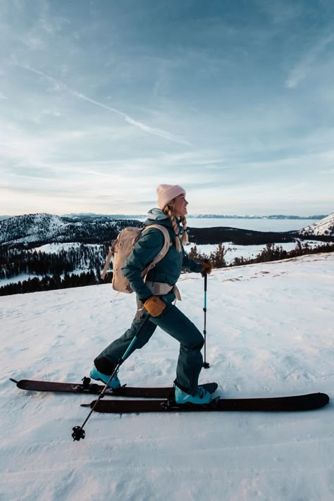 Back Country Skiing, Family Ski Trip Aesthetic, Backcountry Skiing Women, Ski Tips For Beginners, Ski Trip Essentials, Ski Tips, Ski Trip Packing List, Ski Inspiration, Women Skiing