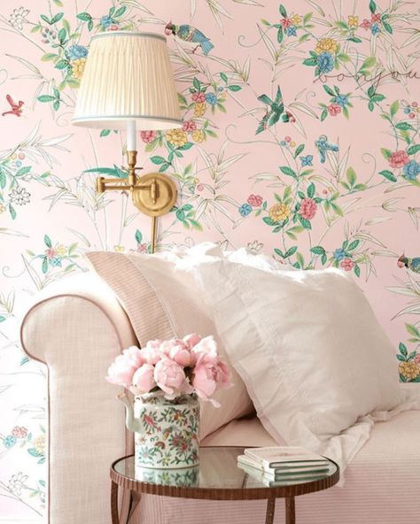 20 Hallmarks of Grandmillennial Style - The Glam Pad Amy Berry, Grandmillenial Style, Glam Pad, Interior Design Per La Casa, Garden Wallpaper, Chinoiserie Wallpaper, Pink Garden, Timeless Classic Style, Room Pictures