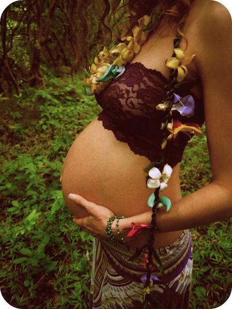 Oh my goodness this is so beautiful! I LOVE the skirt and the lace bralet...the flowers in her hair...and she's so healthy and in shape for her pregnancy. Hippie Mom, Wow Photo, Chaleco Casual, Moda Hippie, Hippie Life, Hippie Love, Hippie Chic, Flower Child, Pregnant Women