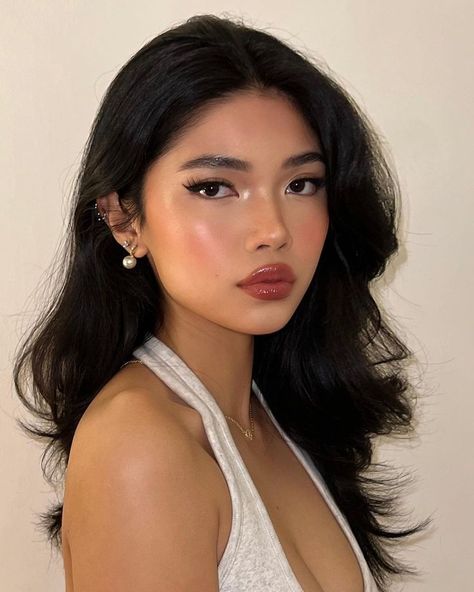 Asian Evening Makeup, Asian Face, Holiday Party Makeup, Evening Skincare, Fall Makeup Trend, Burgundy Lipstick, Beauty Ads, 70s Makeup, Face References