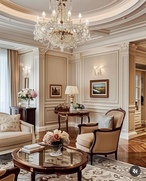 Royal Homes Interior, Old Money Home Interior, Old Money Living Room Aesthetic, American Classic House Interior, Old Money House Aesthetic, Old Homes Interior, French Appartement, Old Money Living Room, Beige Rooms