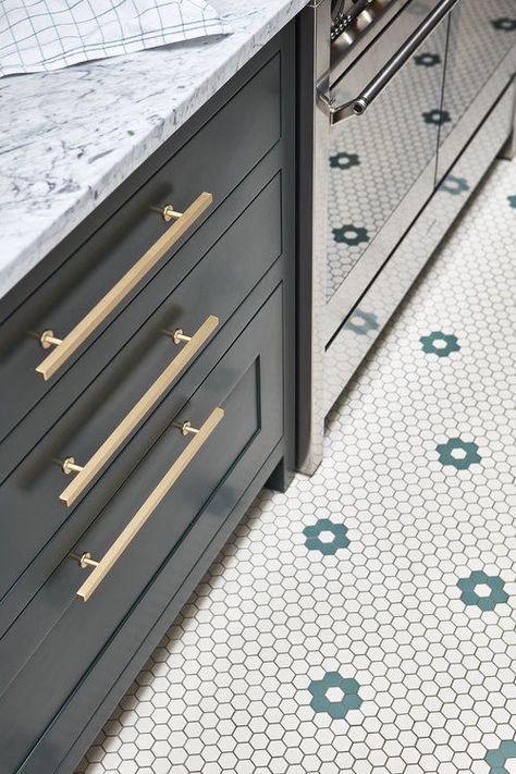 Floor tiles for kitchen - great design with hex daisy pattern floor tiles against green cabinets with gold handles - Photo: BLAKES LONDON White And Turquoise Kitchen, Turquoise Kitchen Tiles, Hex Tiles Kitchen, Blakes London, Victorian Floor Tiles, Turquoise Kitchen, Blue Kitchen Cabinets, Victorian Kitchen, London Kitchen