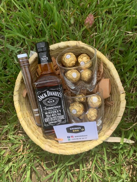 Whisky gift basket Jack Daniels Gift Box Ideas, Jack Daniels Gift Basket, Jack Daniels Gift Ideas, Dad Gift Basket, Whisky Jack Daniels, Jack Daniels Gifts, Whisky Jack, Fathers Day Gift Basket, Valentine's Ideas