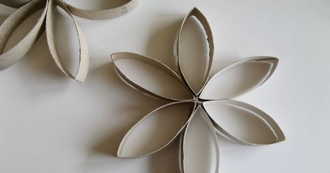 Kreative Omgivelser: Blomsterophæng af toiletruller Cheap Christmas Decorations, Toilet Paper Roll Art, Easy Wreath, Rolled Paper Art, Easy Wreaths, Toilet Paper Crafts, Christmas Decorations Cheap, Toilet Paper Roll Crafts, Paper Roll Crafts