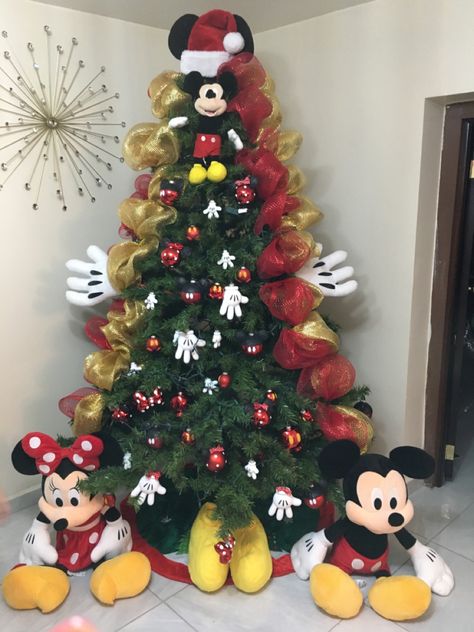 Navidad Mickey Mouse Disney Christmas Tree Decorations, Mickey Mouse Christmas Tree, Miki Mouse, Casa Disney, Minnie Mouse Birthday Decorations, Disney Christmas Decorations, Disney Christmas Tree, Ideas Navideñas, Preschool Class