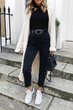 Boots 2020, Mom Jeans Outfit, Mum Fashion, Jeans Mom, Outfit Winter, Fashion Mistakes, Jeans Outfit, Mode Inspo, Looks Chic