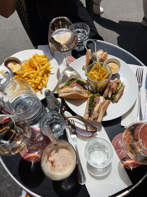 Paris Brunch, Lunch In Paris, In Paris Aesthetic, Ideas Healthy Food, Food Ideas Healthy, Sandwiches Lunch, Independent Girl, Wine Aesthetic, Brunch Cafe