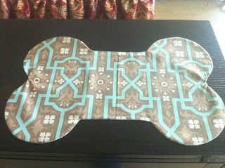 My Sew Called Life: Dog Bone-shaped placemat Couple Projects, Sewing Hobby, Dogs Diy Projects, Diy Placemats, Dog Food Mat, Animal Ideas, Diy Dog Bed, Beware Of Dog, Placemats Patterns