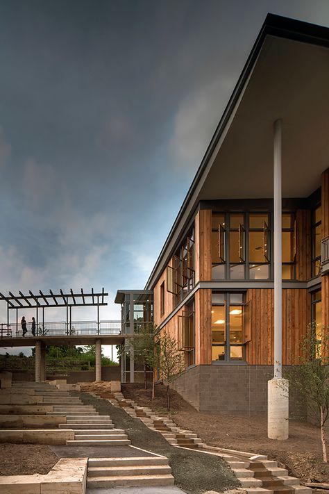 bohlin cywinski jackson builds frick environmental center Bohlin Cywinski Jackson, Wood Architecture, Wood Cladding, Wood Siding, Pittsburgh Pennsylvania, Nature Center, Modern Buildings, Architecture Project, Walkway