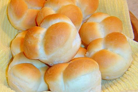 Easy Make-Ahead Cloverleaf Dinner Rolls Recipe - Food.com Clover Rolls, Cloverleaf Dinner Rolls, High Protein Flour, Flaky Biscuits, Bread Makers, Dinner Rolls Recipe, Bread Rolls, Dinner Rolls, Rolls Recipe