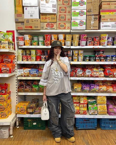 if I was corny I would caption this post 'craving ramen' Outfit Ideas Gen Z, Grey Jersey Outfit, Street Outfits Urban Women, Good Backgrounds, Swag Aesthetic, Hip Hop Style Outfits, Jersey Fits, Jae Suk, Urban Style Outfits