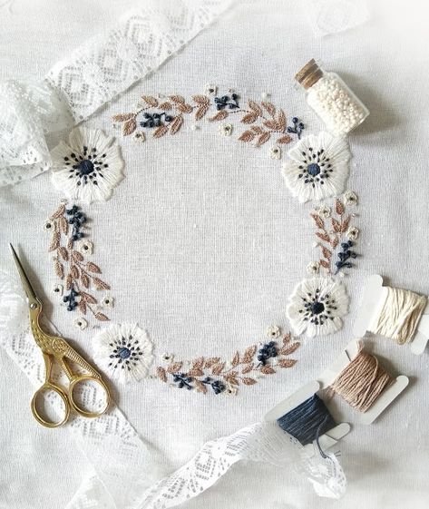 Stitch Floral: "Winter Joy" - a lovely floral wreath with white a... Bullion Knot, White Anemones, Brazilian Embroidery Stitches, Sulaman Pita, Floral Hand Embroidery, Crewel Embroidery Kits, Embroidery Patterns Vintage, Learn Embroidery, Pola Sulam