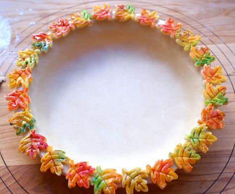 "Painted" Pie Crust Dough Colored Leaves by Pink Martinis and Pearls, via Flickr Fancy Pie Crust, Pie Crust Art, Beautiful Pie Crusts, Decorative Pie Crust, Pie Crust Designs, Pie Decoration, Best Pecan Pie, Pie Crust Dough, Pies Art