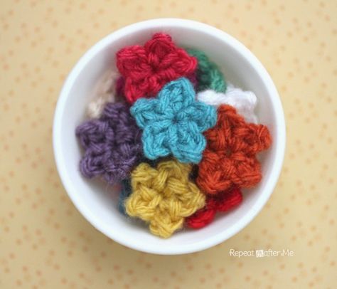 Teeny Tiny Crochet Stars - Repeat Crafter Me Crochet Star Patterns, Penanda Buku, Tiny Crochet, Crochet Embellishments, Repeat Crafter Me, Crocheted Flowers, Crochet Stars, Crochet Flower Patterns, Crochet Applique