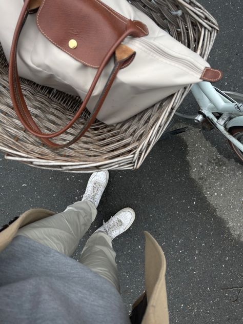 Longchamp Aesthetic, Longchamp Beige, Uni Bag, Longchamp Tote, My Style Bags, Inside My Bag, Scandinavian Aesthetic, Longchamp Bag, Longchamp Bags