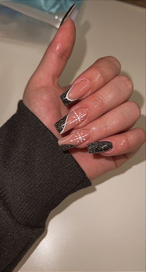 Black French Tip Nails With Snowflakes, Black French Tip Christmas Nails, Black And White Xmas Nails, Long Acrylic Nails Christmas, Acrylic Nails Christmas Winter, Black Snowflake Nails, Black Xmas Nails, Black And White Christmas Nails, Black Christmas Nail Designs