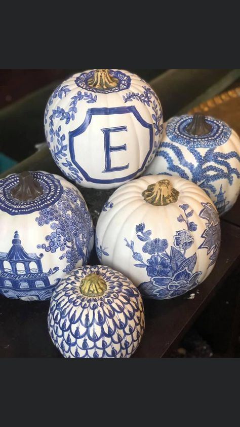 Diy Chinoiserie, Sorority Decorations, Toile Christmas, Blue Fall Decor, Chinoiserie Pumpkins, Fall Crafting, Blue Halloween, Fall Pumpkin Crafts, Chinoiserie Christmas