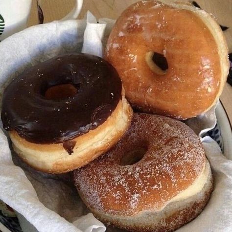 Donat Glaze, Simple Family Meals, Delicious Donuts, Food Therapy, Yummy Comfort Food, Think Food, Food Obsession, Cafe Food, Yummy Food Dessert