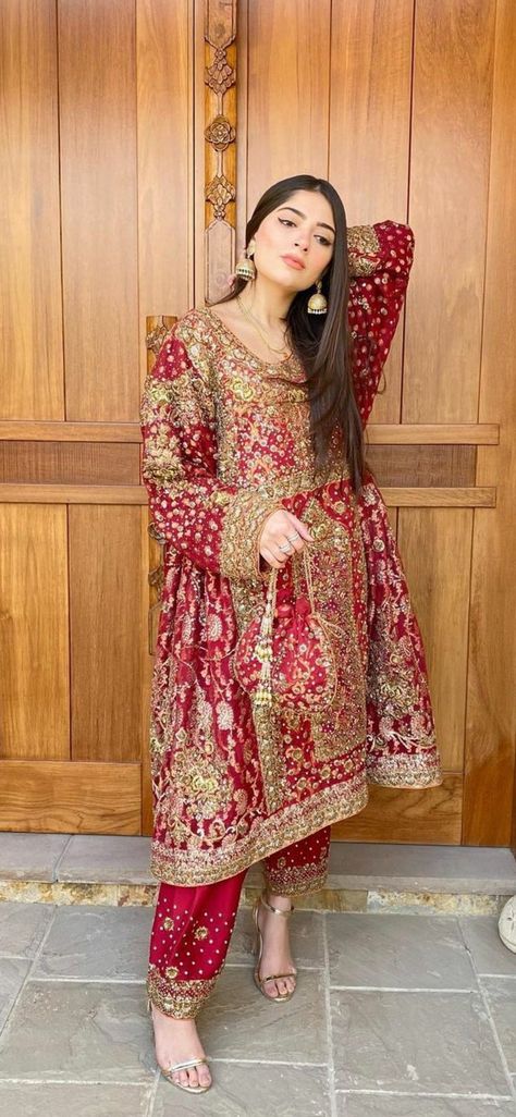 Dress Style Pakistani, Balochi Dresses, Dress Design Pakistani, Dresses Couture, Balochi Dress, Pakistani Formal Dresses, Lace Dress Design, Velvet Dress Designs, Newly Wed