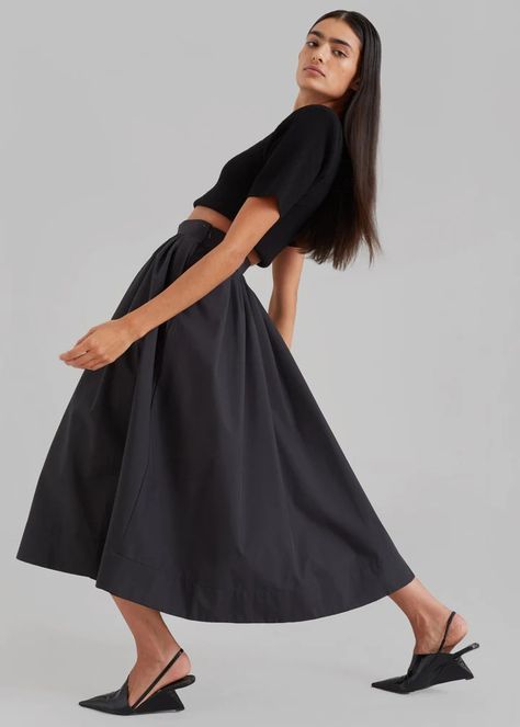 Poplin Skirt Outfit, Aline Skirt Outfit, All Black Formal Outfits, Aline Midi Skirt, Poplin Skirt, Midi Skirt Outfit, The Frankie Shop, Aline Skirt, Frankie Shop