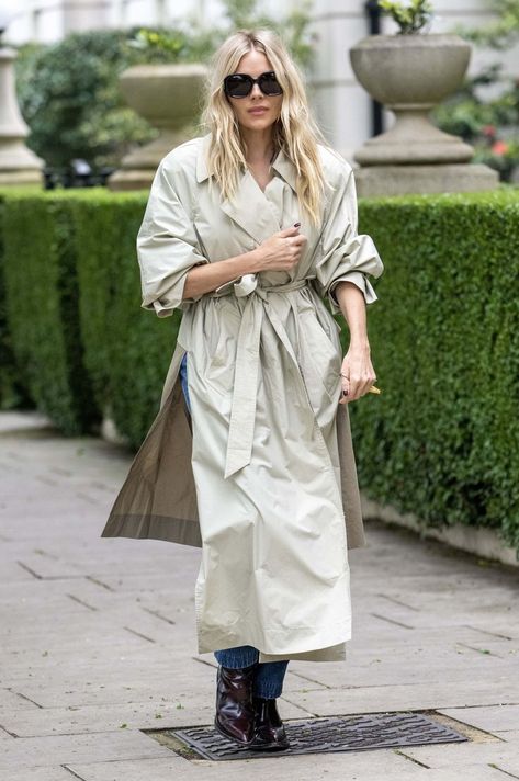 sienna miller Sienna Miller Shoes, Sienna Miller Street Style 2024, Sienna Miller Winter Style, Sienna Miller Outfit, Sienna Miller Style 2024, Chic Going Out Outfits, Sienna Miller Short Hair, Siena Miller, Sienna Miller Hair