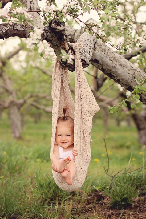 Two Year Old Photoshoot Ideas, Apple Orchard Baby Pictures, Apple Blossom Photo Shoot, Baby Girl Photoshooting Ideas 1 Year, Baby Shoot Ideas 1 Year, Baby Spring Photoshoot, Baby One Year Photoshoot, One Year Old Photo Shoot Boy, One Year Old Picture Ideas