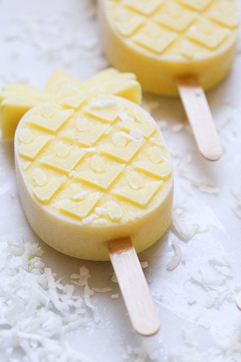 Pineapple popsicles for your party. Pineapple Popsicles, Easy Popsicle Recipes, Boozy Popsicles, Homemade Popsicles, Oreo Dessert, Ice Cream Popsicles, Popsicle Recipes, Pineapple Coconut, Coconut Rum