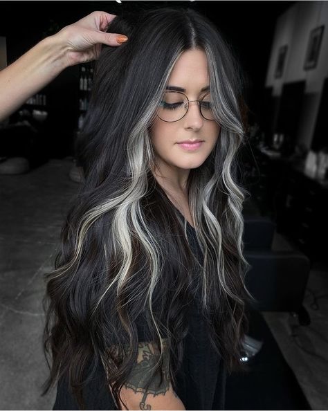 Black Hair With Blonde, Black Hair With Blonde Highlights, Black And Grey Hair, Hair With Blonde Highlights, Rambut Brunette, Hair Color Underneath, Brown Hair Inspo, Money Piece, Hair Streaks