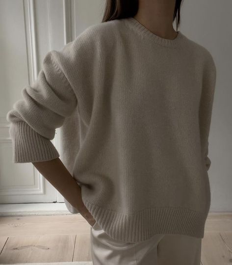 Cream Sweater Aesthetic, Cream Wool Sweater Outfit, Cream And White Aesthetic, Cream Aesthetic Outfit, Cream Knit Sweater Outfit, White Knit Sweater Outfit, Cream Sweater Outfits, Cream Knit Pants, Winter Wardrobe Capsule