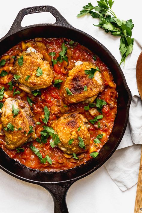 chicken marengo in a cast iron skillet Chicken Marengo, Chicken Thigh Recipes Oven, Chicken Thigh Recipes Crockpot, Boneless Chicken Thigh Recipes, Easy Chicken Dinner Recipes, Cast Iron Recipes, Baked Chicken Thighs, Recipe Chicken, Food Table