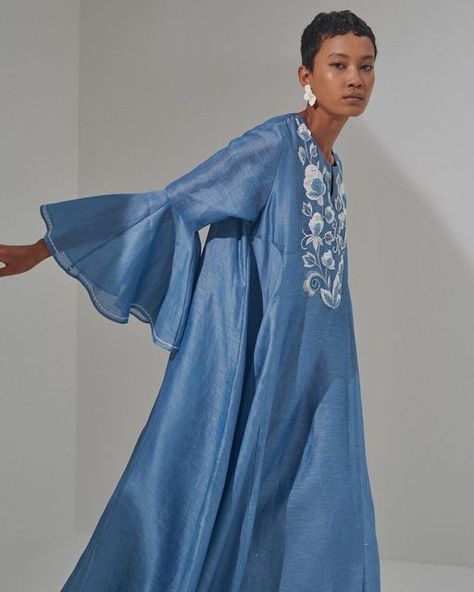 CHARAH on Instagram: "LOLITE #CharahStudio #CharahWomen #Blue #Kaftan #Caftan #Dress #Ramadan #Riyadh #Jeddah #Kuwait #Qatar" Ramadan Kaftan, Ramadan Fashion, Blue Kaftan, Arabic Dress, Eid Outfit, Into The Blue, Hijab Outfits, Vogue Dress, Caftan Dress