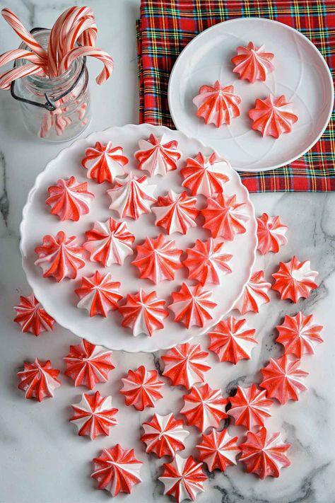 This Christmas season enjoy these delicate peppermint meringue cookies with candy cane flavor and looks! These gorgeous red striped cookies melt in your mouth and are the perfect treat for your holiday party. Candy Cane Meringues, Melting Candy Canes, Candy Cane Baking, Christmas Tree Meringue Cookies, Meringue Cookies Christmas, Peppermint Meringue Cookies, Meringue Kisses Recipe, Cookies With Candy, Peppermint Meringue